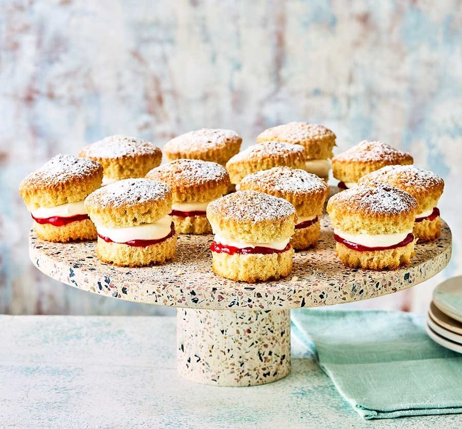 Mini victoria sponge truffles