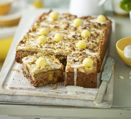 Straightforward simnel traybake